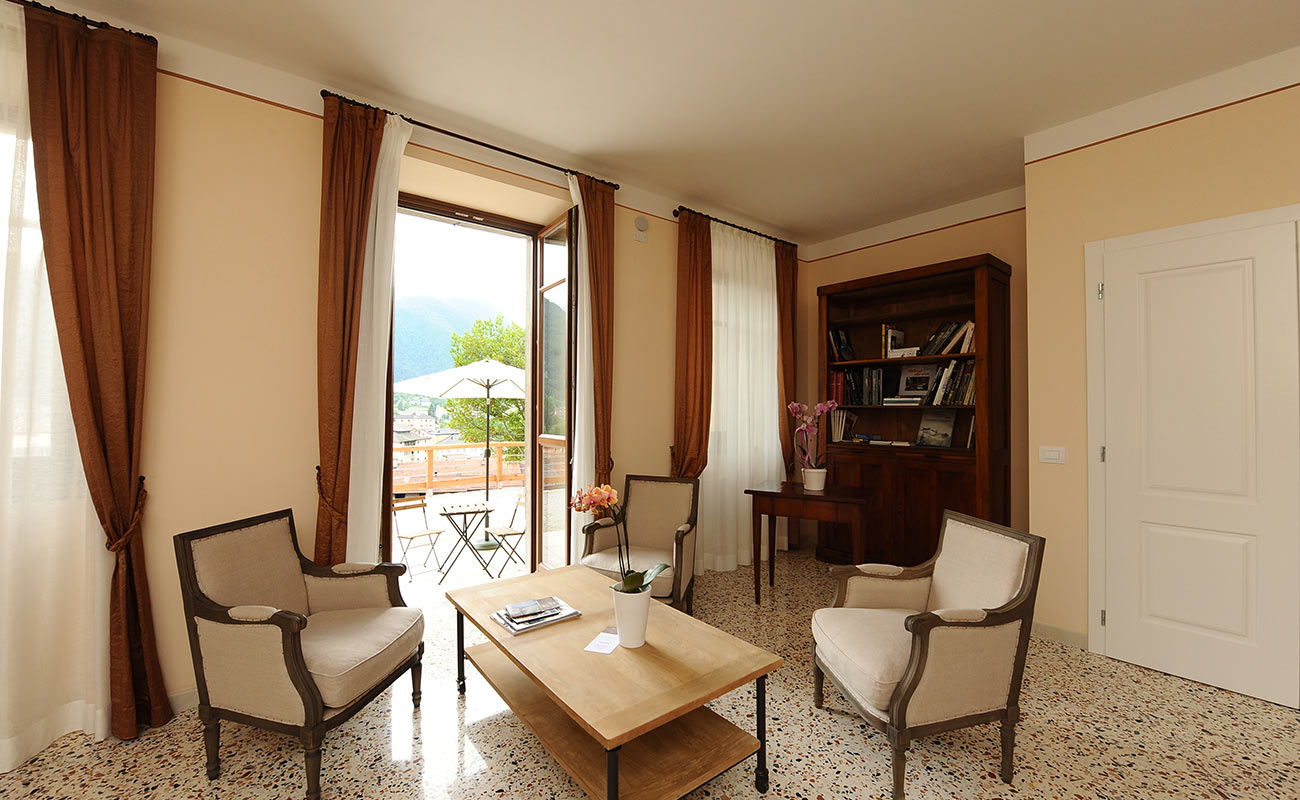 Villa degli Orti: the elegant living room with a garden view