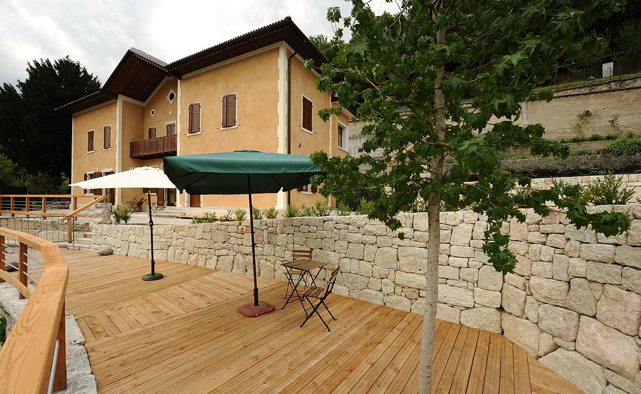 The wooden terrace of Villa degli Orti overlooking the garden